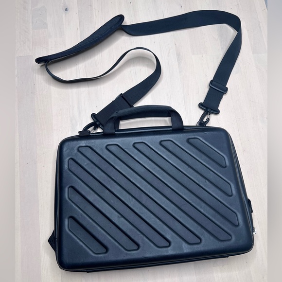 Thule Attaché Laptop Case for 13” MacBook Pro/iPad - Picture 7 of 10